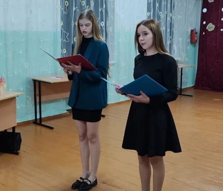 В школе прошел  Осений балл, учащиеся 11 класса под руководством классного руководителяя Кудашовой И.А провели замечательный праздник.